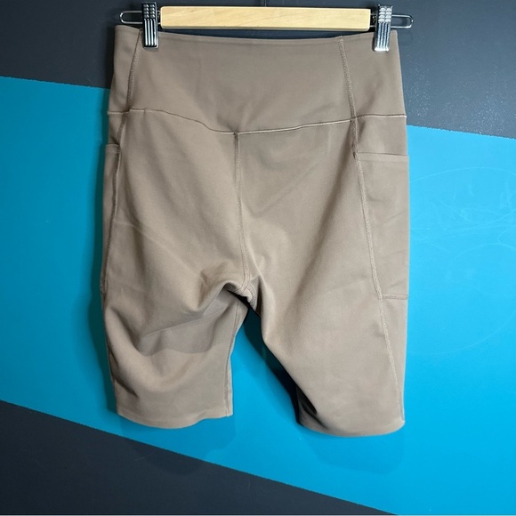 Uniqlo Brown Bike Shorts with Streamlined Design and Stretchy Fabric - Picture 3 of 9